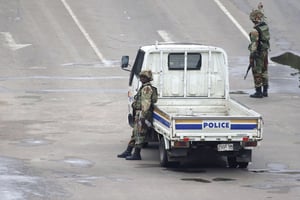 Un barrage des soldats zimbabwéens à Harare, le 15 novembre 2017. © AP/SIPA