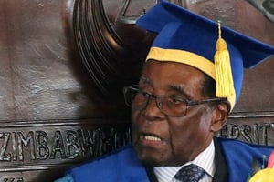 Robert Mugabe lors de la cérémonie de remise de diplômes de l’université Zimbabwe Open, le vendredi 17 novembre 2017. © REUTERS/Philimon Bulawayo