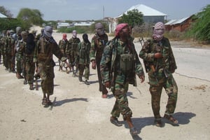 Membres du groupe terroriste somalien Al Shabab, en patrouille à Mogadiscio, le 5 mars 2012. © AP/SIPA