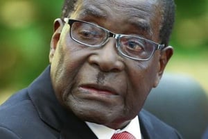 Robert Mugabe est de plus en plus isolé. © AFP
