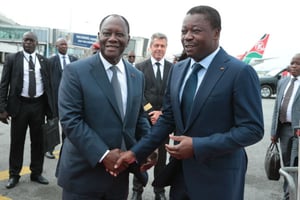 Alassane Ouattara et Faure Gnassingbé, lundi 20 novembre 2017 à l’aéroport d’Abidjan. © DR / présidence ivoirienne