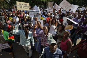 La foule devant le Parlement du Zimbabwe, avant l’annonce de la démission, qui appelle Robert Mugabe à quitter le pouvoir. © Ben Curtis/AP/SIPA