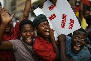 Des Zimbabwéens célèbrent la démission de Robert Mugabe, à Harare, ce mardi 21 novembre. © Ben Curtis/AP/SIPA