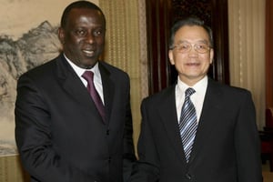 Cheikh Tidiane Gadio, alors ministre sénégalais des Affaires étrangères, avec le Premier ministre chinois, Wen Jiabao, lors d’une visite à Pékin en 2005. © Ma Zhancheng/AP/SIPA