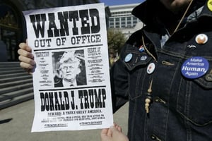 Un manifestant réclamant une procédure d’impeachment à l’encontre du président Donald Trump. © Jeff Chiu/AP/SIPA