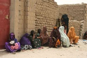 Femmes attendant la distribution de nourriture dérobée par le groupe islamiste Ansar Eddine aux ONG opérant à Timbuktu, au Mali, le 11 avril 2012. © STR/AP/SIPA