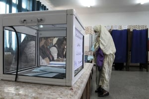 Dans un bureau de vote à Alger, lors du scrutin de ce 23 novembre 2017 en Algérie (illustration). © Toufik Doudou/AP/SIPA