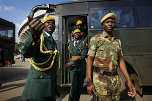 Des militaires zimbabwéens lors de l’investiture du nouveau président, Emmerson Mnangagwa, à Harare, le 25 novembre 2017. © Ben Curtis/AP/SIPA