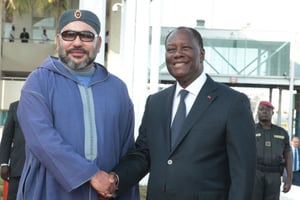 Le roi Mohammed VI accueilli par le président Alassane Ouattara dimanche 26 novembre 2017. © Service presse de la Présidence ivoirienne