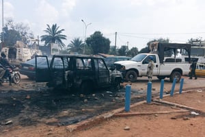 Véhicule de la Minusca incendié par des manifestants, le vendredi 24 novembre à Bangui © Photo : Pacôme Pabandji