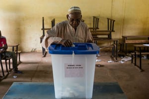 Dans un bureau de vote de Bamako, lors des élections d’août 2013. © Thomas Martinez/AP/SIPA