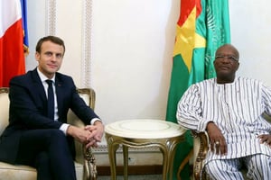 Emmanuel Macron accueilli par son homologue burkinabè Roch Marc Christian Kaboré, à Ouagadougou, le 27 novembre 2017. © JACOVIDES-POOL/SIPA