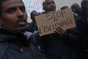 Manifestation contre l’esclavage en Libye, devant l’ambassade libyenne à Paris, le 24 novembre 2017. © Thibault Camus/AP/SIPA