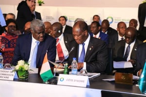 Le président ivoirien et hôte du sommet UA-UE, Alassane Ouattara, s’entretien avec le président de la Commission de l’UA, le Tchadien Moussa Faki Mahamat. © DR / Union africaine