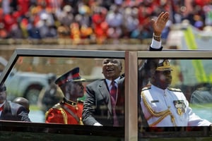 Derrère des vitres pare-balles, Uhuru Kenyatta se rend au stade Kasarani de Nairobi où doit avoir lieu sa cérémonie d’investiture, le 28 novembre 2017. © Ben Curtis/AP/SIPA