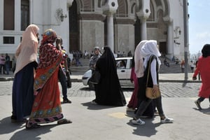 Femmes marchant dans le centre d’Alger, le le 10 août 2016. © Ouahab Hebbat/AP/SIPA
