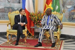 Les présidents Emmanuel Macron et Roch Marc Christian Kabore, à Ouagadougou, le 28 novembre 2017. © AP / SIPA