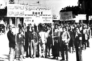 Manifestation unitaire des syndicalistes de  l’Union générale tunisienne du travail,le premier mai 1946, à Tunis. © Archives Jeune Afrique-REA