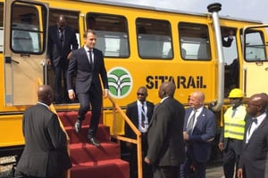 Le président ivoirien Alassane Ouattara et son homologue français Emmanuel Macron, lors du lancement des travaux du métro d’Abidjan, le 30 novembre 2017. © Présidence Côte d’Ivoire