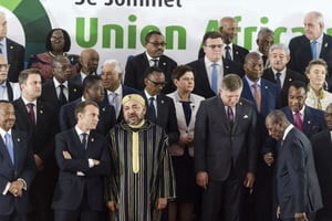 Le président français Emmanuel Macron en discussion avec le roi du Maroc, Mohammed VI, le 29 novembre 2017 à Abidjan à l’occasion du sommet UE-UA. © Geert Vanden Wijngaert/AP/SIPA