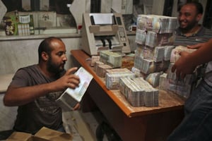 Dans un bureau de change de Tripoli, en juillet 2011, alors que la ville était bombardée par l’OTAN. © Tara Todras-Whitehill/AP/SIPA