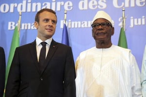 Emmanuel Macron aux côtés du président malien Ibrahim Boubacar Keita lors de la séance d’ouverture du sommet des forces du G5 Sahel à Bamako, Mali, le 2 juillet 2017. © Baba Ahmed/AP/SIPA