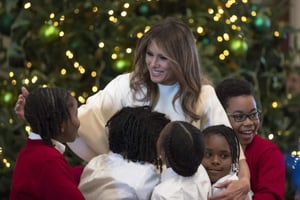 Melania Trump avec des enfants à la Maison Blanche parmi les décorations de Noël, Washington, le 27 novembre 2017. © Carolyn Kaster/AP/SIPA