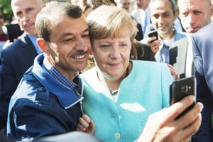 La chancelière pose pour un selfie avec un réfugié, à Berlin, en septembre 2015. © Bernd von Jutrczenka/AP/SIPA