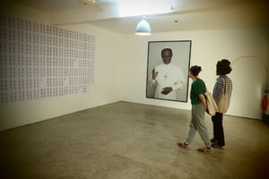 Les photos de Samuel Fosso exposées à la Galerie Medina, à Bamako. © Nicolas Michel pour JA