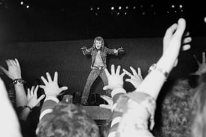 Johnny Hallyday, en 1971, lors d’un concert au Palais des Sports, à Paris. © Cardenas/AP/SIPA