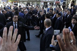 Emmanuel Macron dans les rues d’Alger, ce jeudi 7 décembre. © Anis Belghoul/AP/SIPA