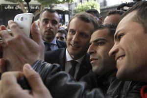 Emmanuel Macron avec de jeunes Algérois, mercredi 6 septembre 2017. © Anis Belghoul/AP/SIPA