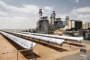 La centrale thermosolaire d’Ain Beni Mathar, au Maroc, génère une puissance de 472 MW, dont 20 MWc de photovoltaïque. © Paul LANGROCK/ZENIT-LAIF-REA