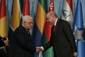 Le président turc Recep Tayyip Erdogan et son homologue palestinien, Mahmoud Abbas, lors du sommet de l’OCI à Istanbul le 13 décembre 2017. © Emrah Gurel/AP/SIPA