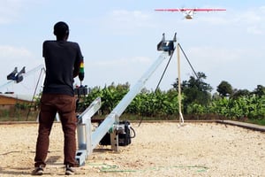 Un technicien gère une plateforme de lancement au Rwanda, en octobre 2016. © STÉPHANIE AGLIETTI/AFP
