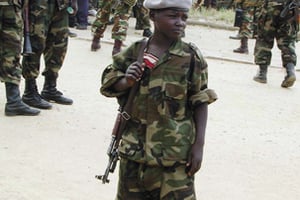 Un enfant soldat de l’UPC à Bunia en RDC, en mars 2012. © Rodrique Ngowi/AP/SIPA