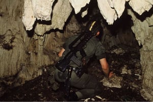 En 1988, l’armée française prend d’assaut une grotte sur l’île d’Ouvéa où sont réfugiés les agresseurs de gendarmes et leurs 27 otages