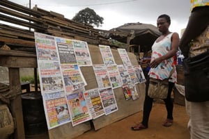 Un vendeur de journaux à Abidjan, en 2015. (Archives) © Schalk van Zuydam/AP/SIPA