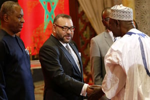 Mohammed VI, roi du Maroc, aux côté de  Geoffrey Onyeama (à gauche), ministre nigérian des Affaires étrangères, lors d’une réception à Rabat, le 15 mai 2017. © Abdeljalil Bounhar/AP/SIPA