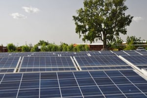 Le premier sommet de l’Alliance solaire internationale (ASI) s’est tenu dimanche 11 mars à New Delhi, en Inde, pour promouvoir l’énergie solaire dans les pays en développement. Ici, des panneaux solaires au Burkina Faso. (Photo d’illustration) © Renaud VAN DER MEEREN pour Les Editons du Jaguar