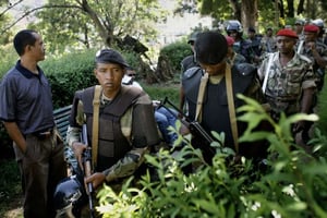 Une unité de police malgache patrouille dans les rues de la capitale Antananarivo, le 2 février 2009. © AP/SIPA