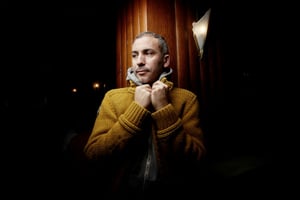 Auteur, acteur, metteur en scène, Mohammed El Khatib a présenté trois nouveaux spectacles à la rentrée 2017. © Cyrille Choupas pour JA