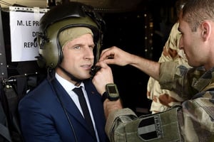 Emmanuel Macron, lors de sa visite aux soldats de Barkhane à Gao, au mali, le 19 mai 2017. © Christophe Petit Tesson/AP/SIPA