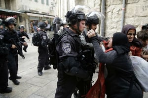 Une Palestinienne s’emporte face à des policiers israéliens, à Jérusalem le 22 décembre 2017. © Mahmoud Illean/AP/SIPA