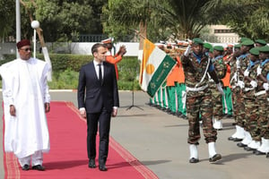 Les présidents Issoufou et Macron le 23 décembre à Niamey. © AFP