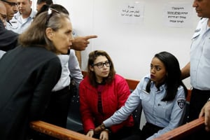 Nour Tamimi (C) dans un tribunal militaire de la prison israélienne d’Ofer, en Cisjordanie occupée, le 28 décembre 2017. © AHMAD GHARABLI / AFP