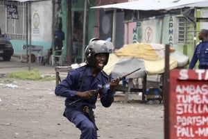 Un policier congolais en train de poursuivre des manifestants à Kinshasa, le dimanche 31 décembre 2017. © John Bompengo/AP/SIPA