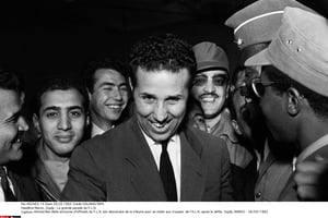 Ahmed Ben Bella, entouré d’officiels du FLN, descend de la tribune pour se mêler aux troupes de l’ALN après un défilé au Maroc, en 1962. © DALMAS/SIPA