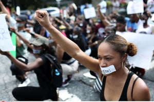 Des manifestants bloquent une entrée du Lenox Square Mall lors d’une manifestation Black Lives Matter à Atlanta, en septembre 2016. © AP/SIPA/Branden Camp