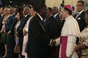 Le président ivoirien Alassane Ouattara salue Mgr Joseph Spiteri, nonce apostolique, doyen du corps diplomatique accrédité en Côte d’Ivoire. © DR / Présidence Côte d’Ivoire